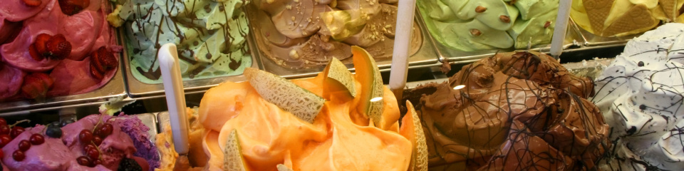 Bunte Eissorten in der Vitrine des Eiscafé Angel’s